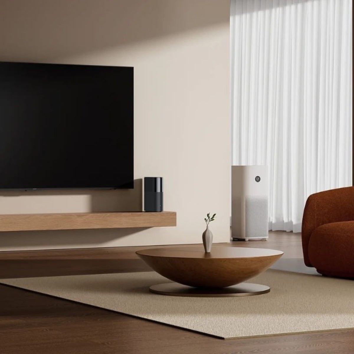 Moderne woonkamer met tv, luchtreiniger, salontafel en fauteuil.