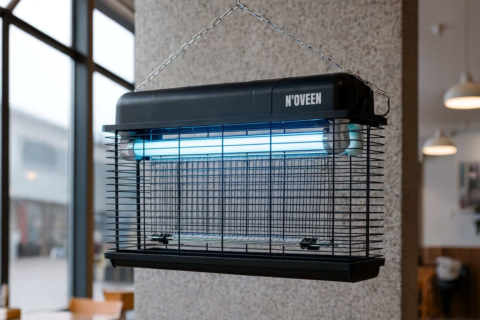 Czarny zabójca owadów z niebieskim światłem wisi na łańcuchu.