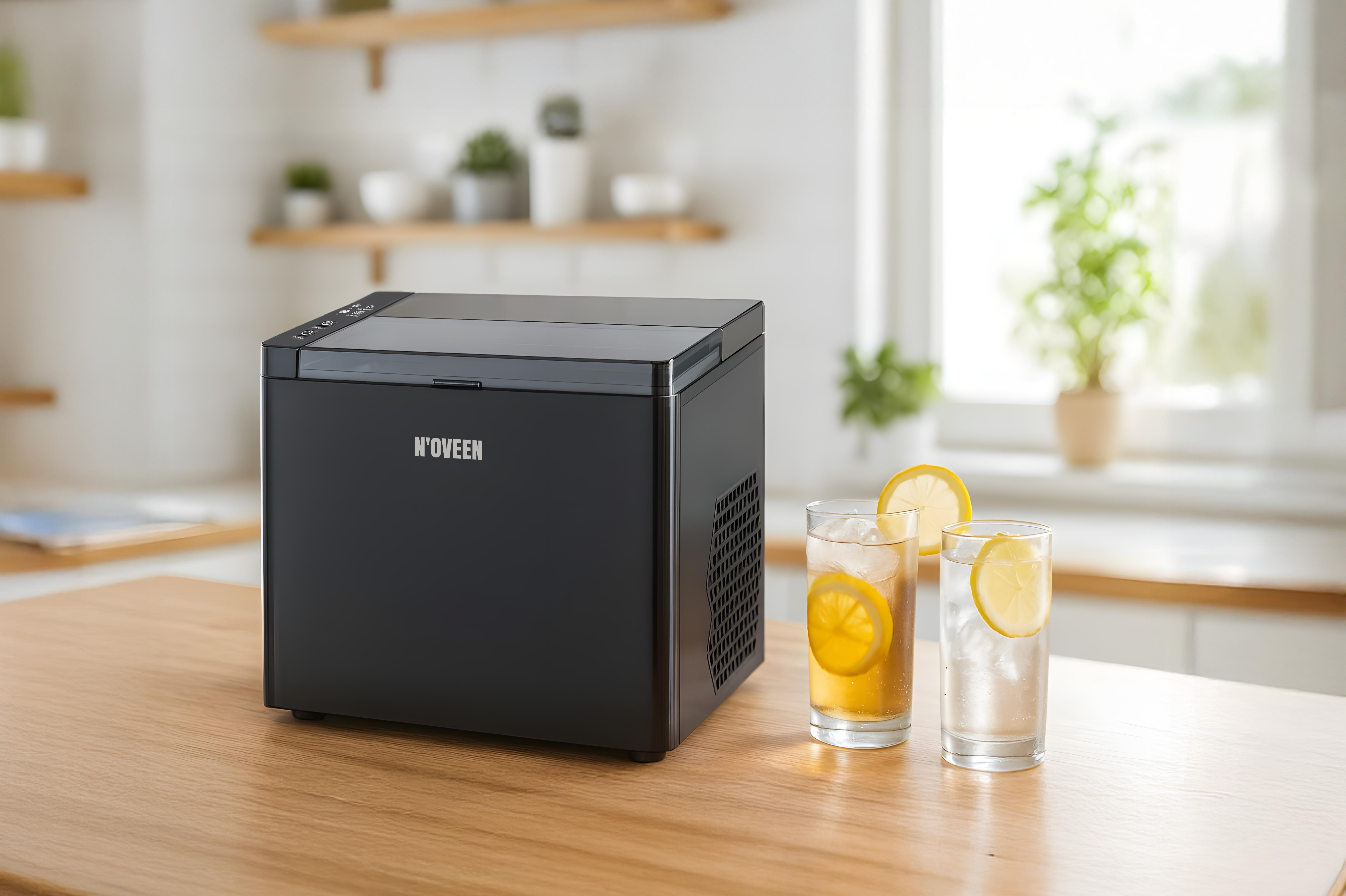 Czarna kostkarka do lodu stoi na drewnianym stole obok dwóch szklanek z lodem i cytryną.