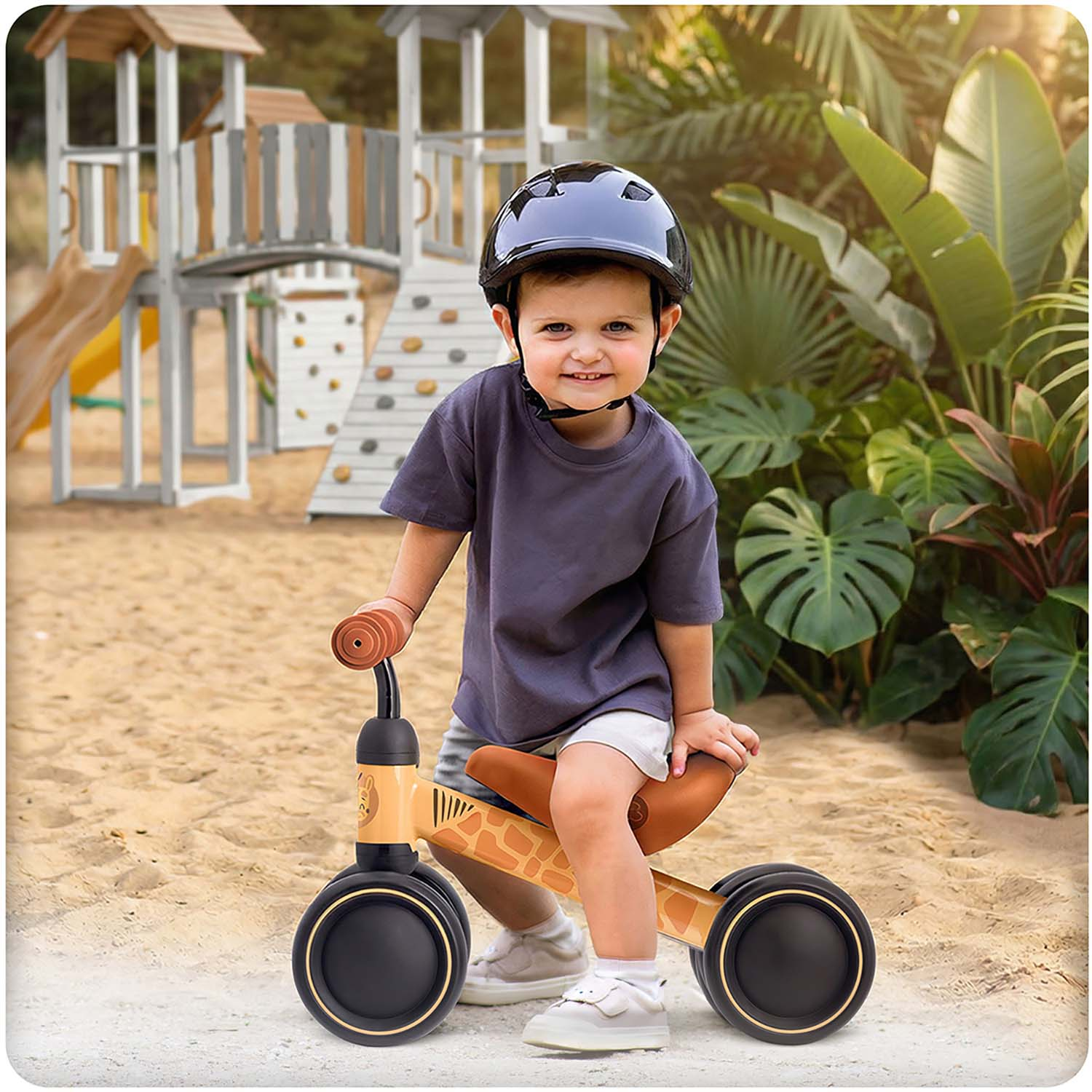 Dziecko w kasku siedzi na rowerku biegowym w panterkę na piasku.