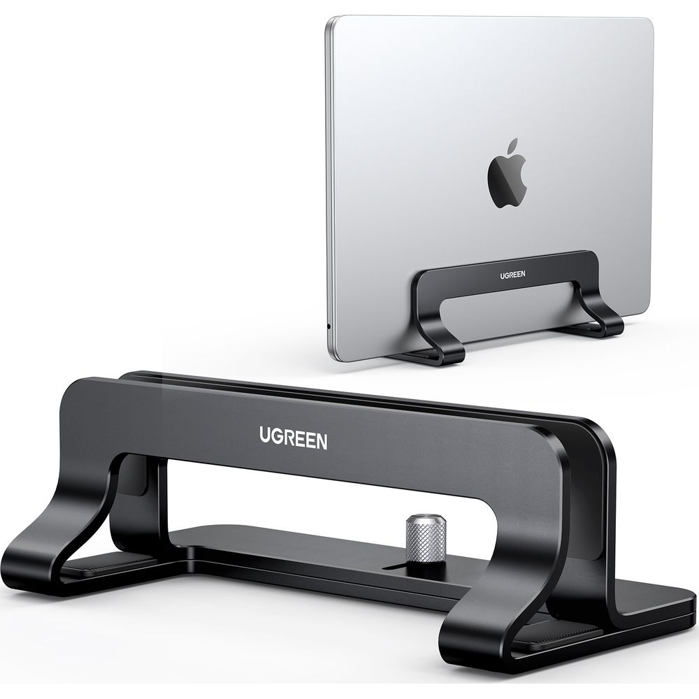 Srebrny laptop stoi na czarnym stojaku.