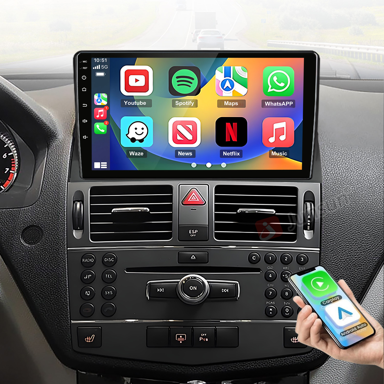 Ein Auto-Infotainmentsystem zeigt Apps wie YouTube, Spotify und Karten.