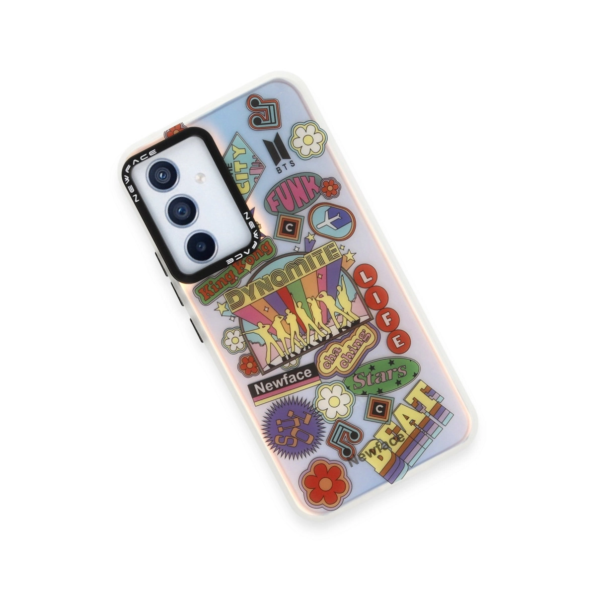 Telefon kılıfı üzerinde "Dynamite", "Funk" ve silüetler dahil BTS çıkartmaları bulunur.