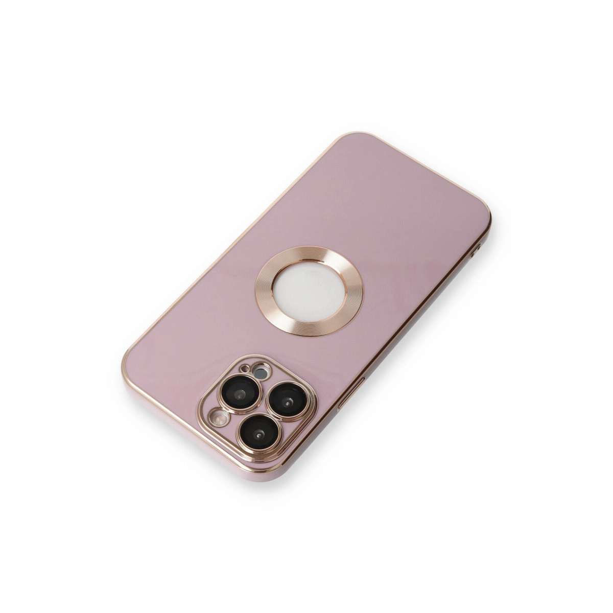 Üç kameralı ve altın halkalı pembe telefon kılıfı.
