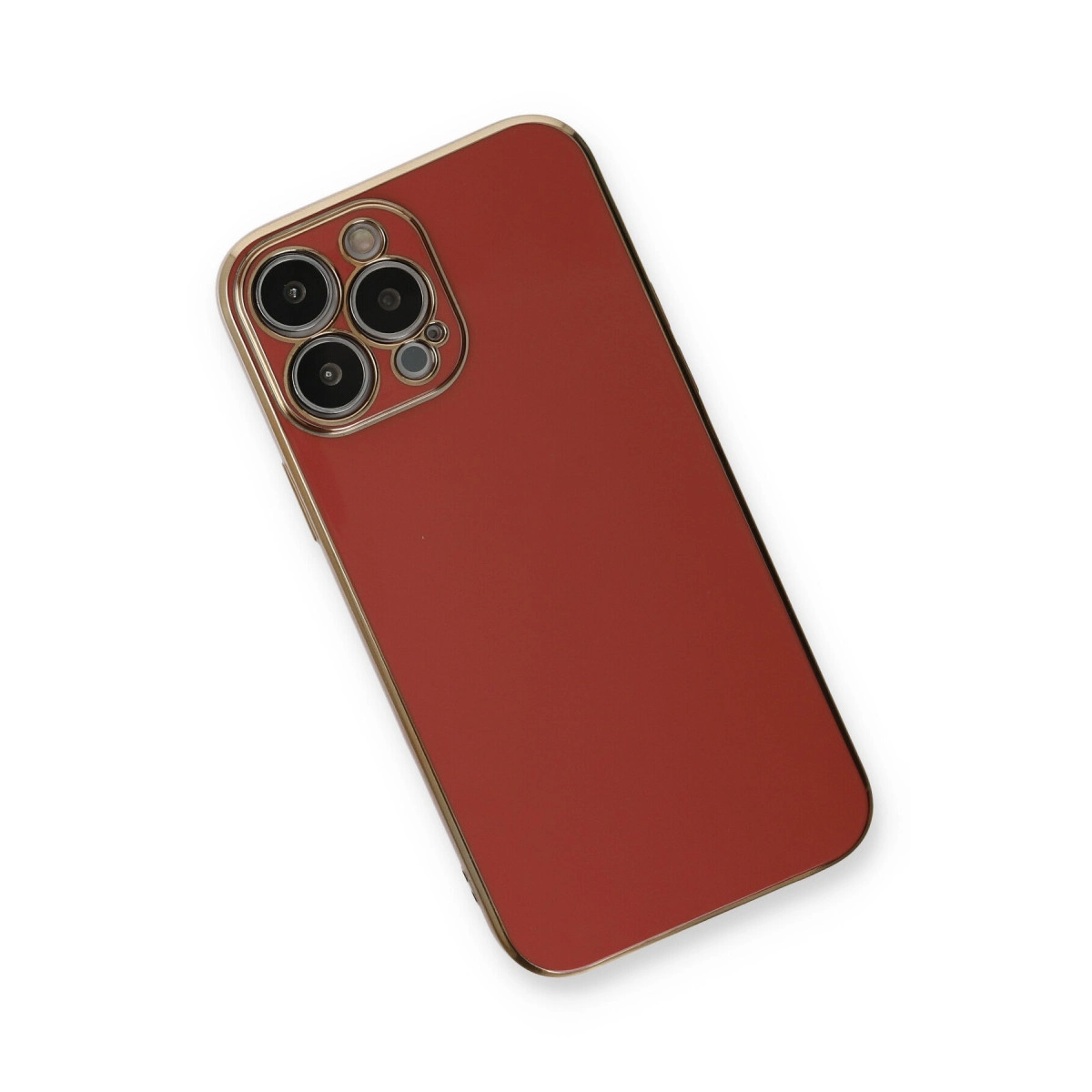 Beyaz arka plan üzerinde üç kameralı ve altın kenarlı kırmızı telefon.
