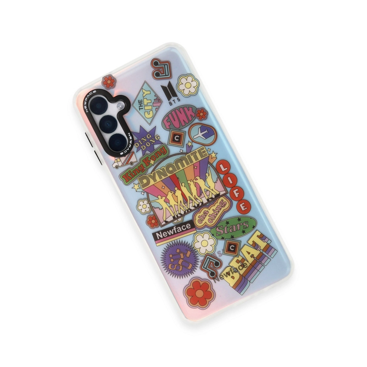 Açık mavi arka plan üzerinde renkli BTS Dynamite grafikleri ve metin içeren şeffaf telefon kılıfı.