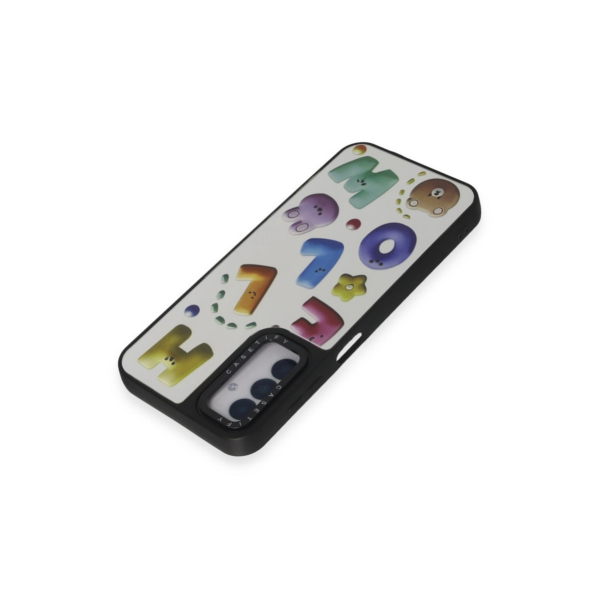 Renkli harf ve sayılarla süslenmiş siyah telefon kılıfı.