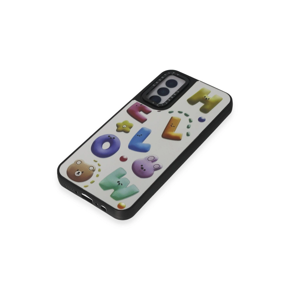Ayı ve tavşan gibi sevimli hayvan tasarımları ve renkli harflerle bir telefon kılıfı.