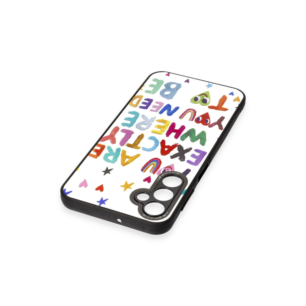 Renkli yazı ve kalplerle telefon kılıfı.