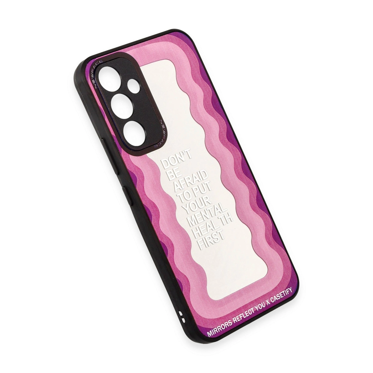 Pembe dalgalı siyah telefon kılıfı ve üzerinde 'DON'T BE AFRAID TO PUT YOUR MENTAL HEALTH FIRST' yazısı.