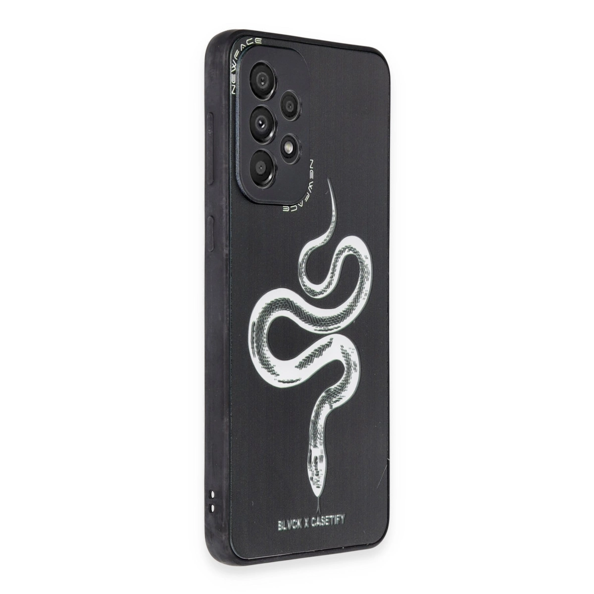 Yılan desenli ve kameralı siyah telefon kılıfı.