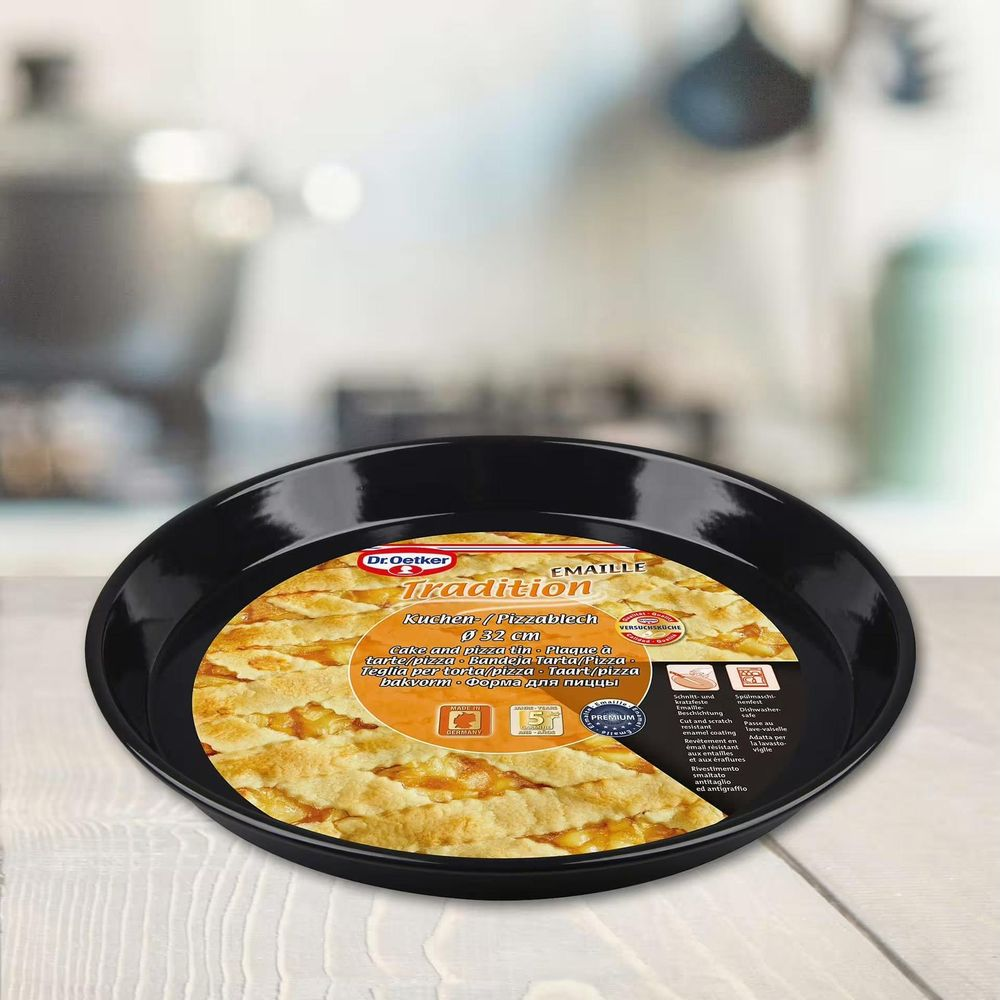Schwarze runde Kuchen- und Pizzapfanne von Dr. Oetker mit Etikett.