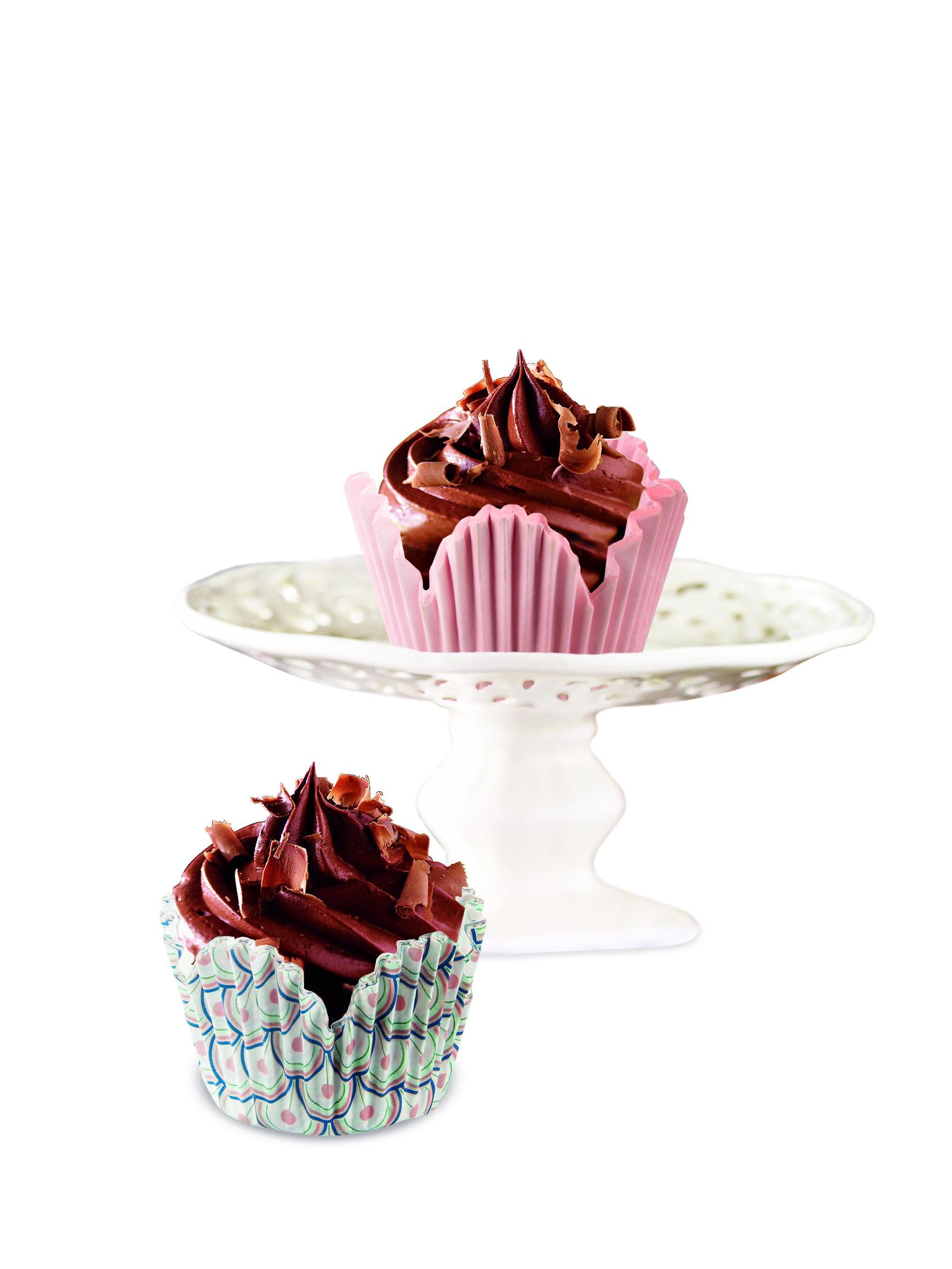 Zwei Schokoladenmuffins, einer auf einem Kuchenteller, dekoriert mit Schokostreuseln.