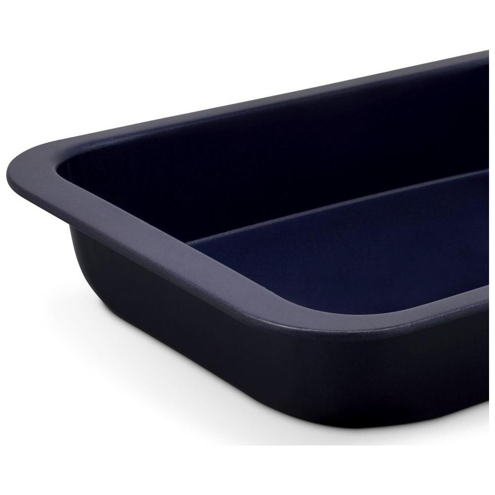 Dunkelblaue Backform mit grauem Rand, Nahaufnahme.