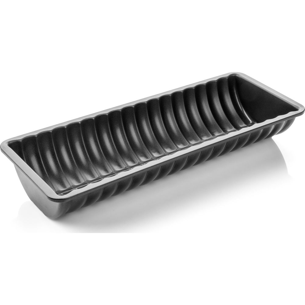 Un moule à pâtisserie rectangulaire sombre avec des cannelures verticales.