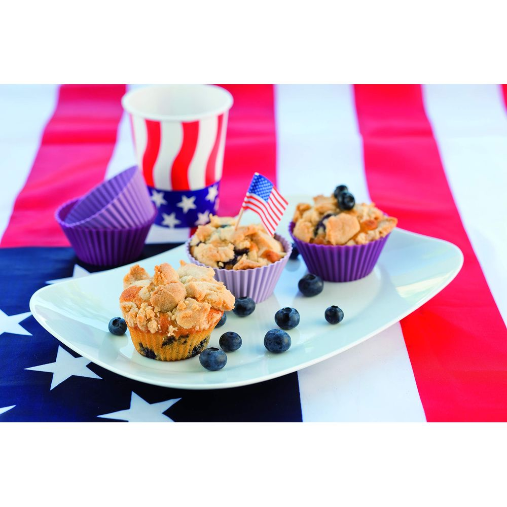 Blaubeermuffins mit Streuseln auf einem Teller, mit amerikanischer Flagge und Beeren.