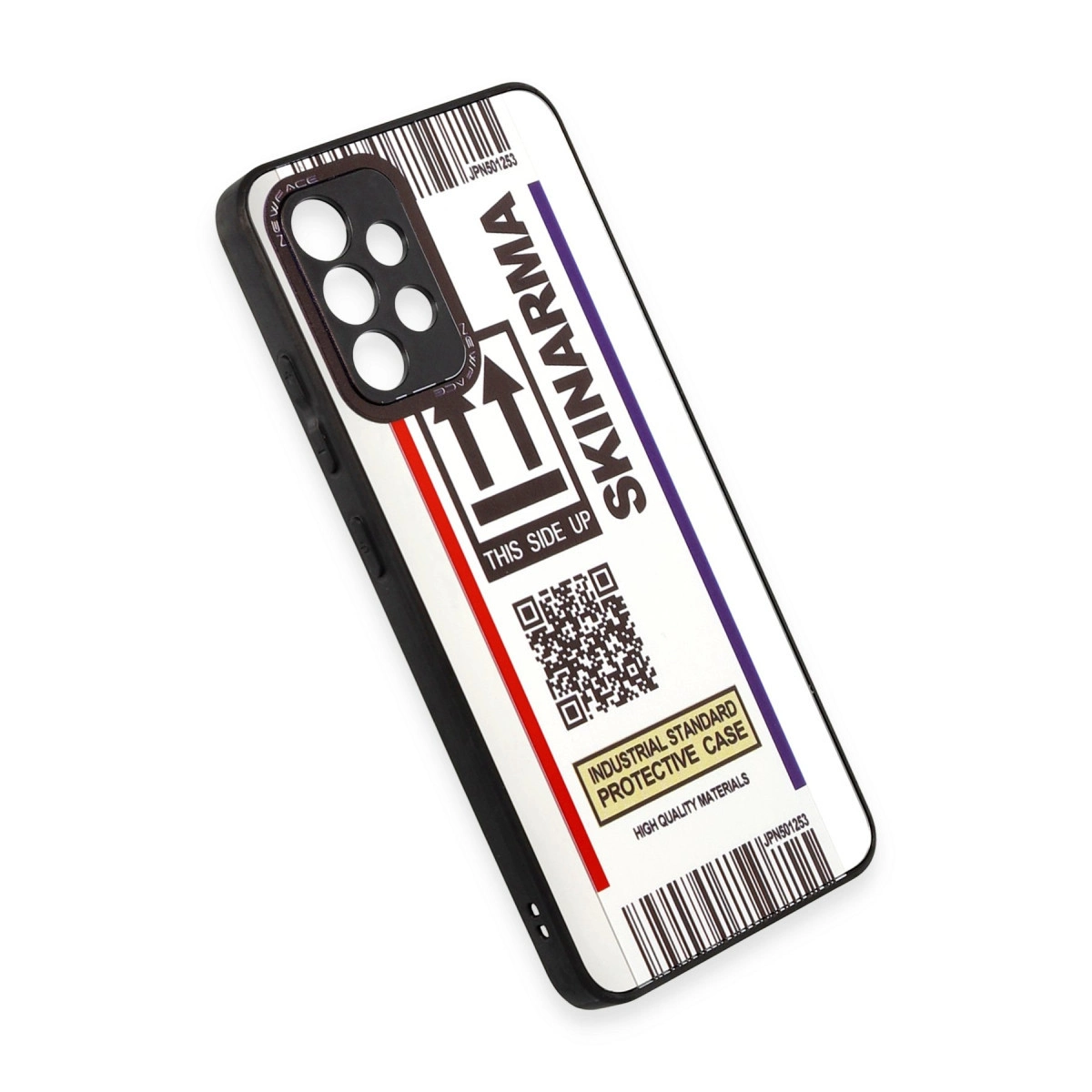 Kargo etiketi tasarımlı beyaz telefon kılıfı, QR kodlu ve kamera açıklıklı.