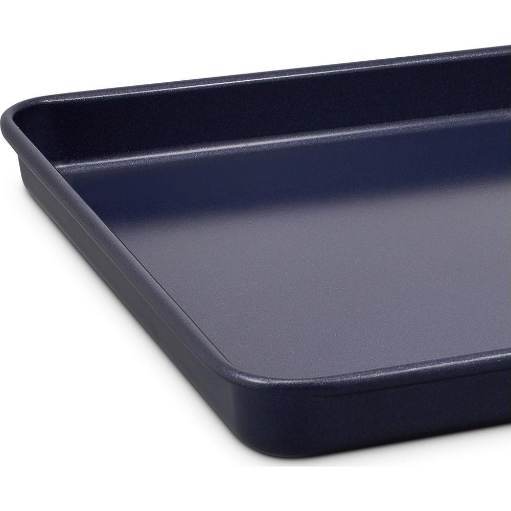 Dunkelblaue Backform aus Metall mit abgerundeten Ecken, Nahaufnahme.