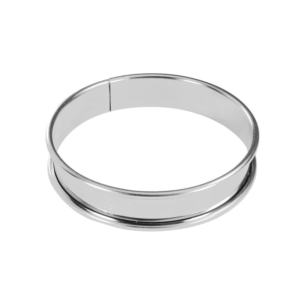 Un emporte-pièce argenté rond avec un double bord sur fond blanc.