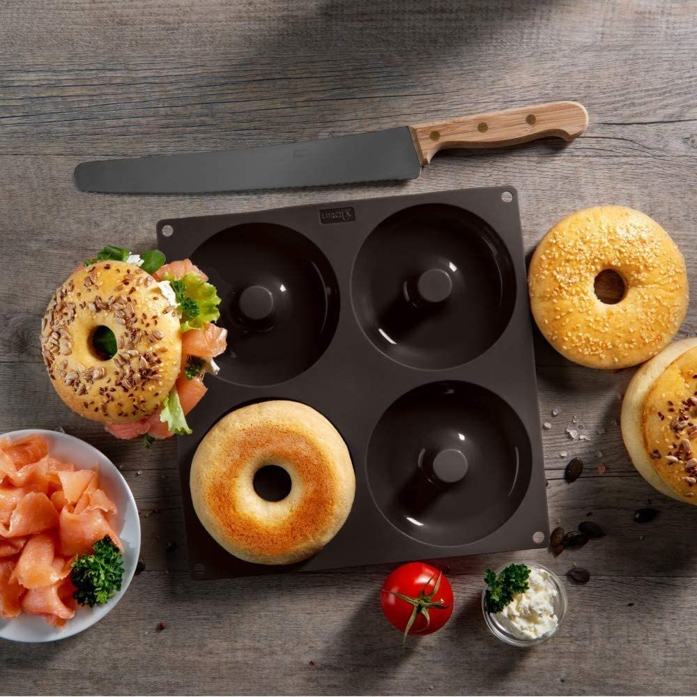 Bagel-Zutaten: Bagel-Form, Lachs, Frischkäse, Tomate, Messer, Bagels.