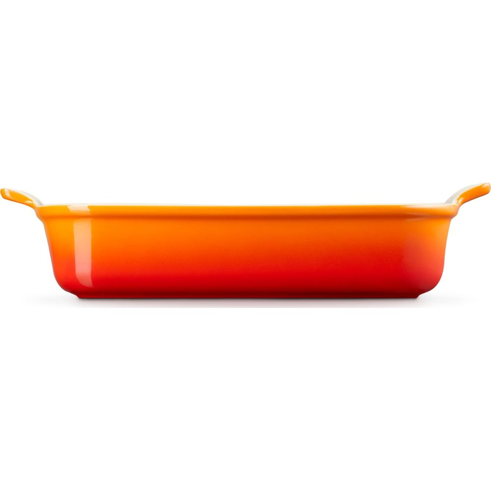 Orange Auflaufform mit Griffen, vor weißem Hintergrund.