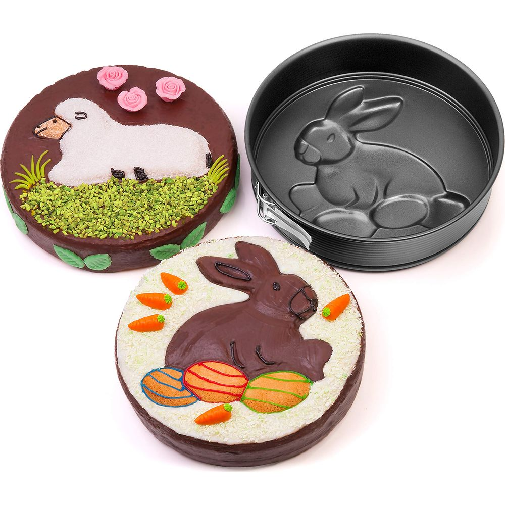 Drei Osterkuchen und eine Hasenform. Einer mit Schaf, einer mit Hase und Ostereiern.