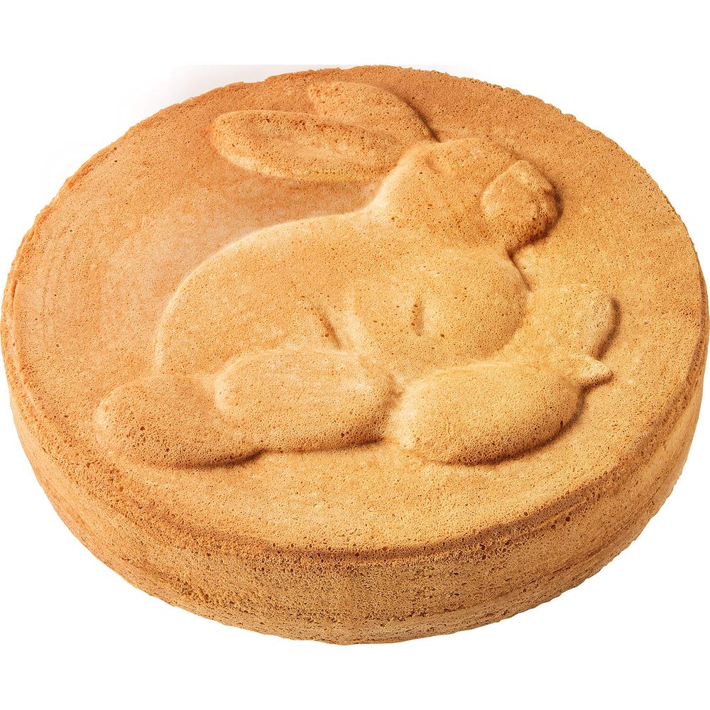 Ein runder Kuchen mit einem Hasenreliefmuster.