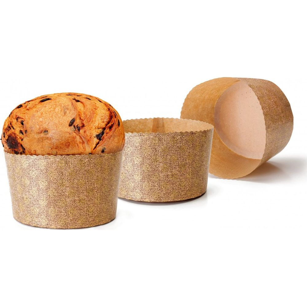 Ein Panettone in einer dekorativen Papierform, daneben zwei leere Formen.