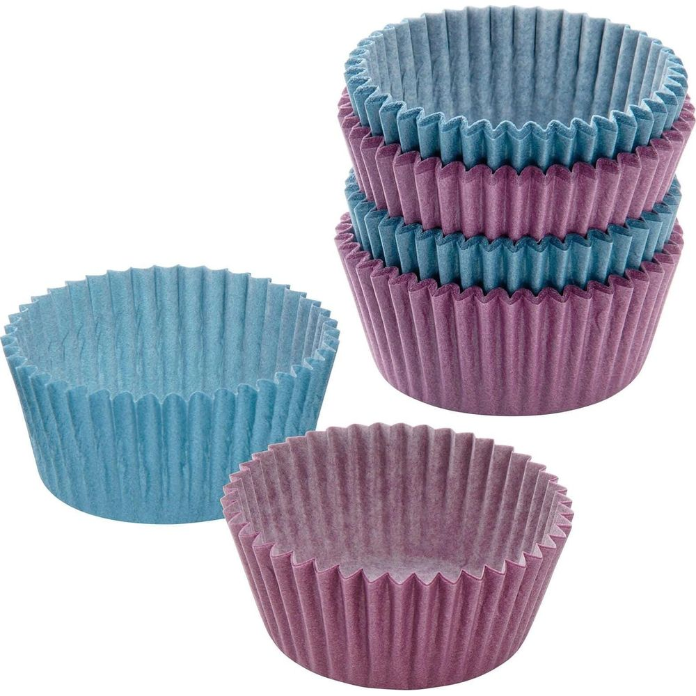 Vier gerippte Papier-Muffinförmchen, zwei blau, zwei lila, auf weißem Grund.