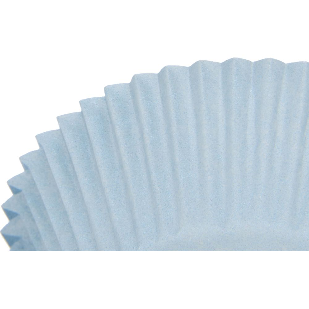 Ein hellblauer Papier-Cupcake-Liner mit Falten, aus der Nähe aufgenommen.