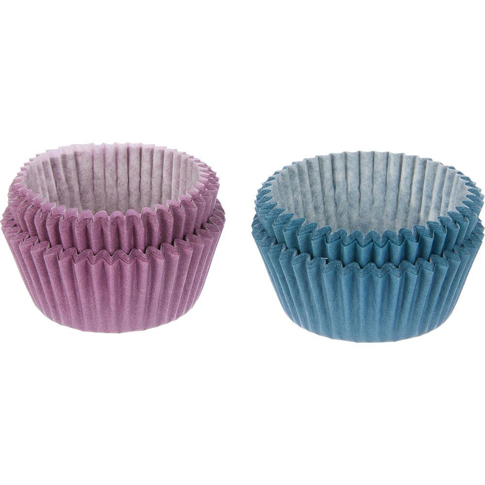Zwei Stapel bunter Muffinpapierförmchen, lila und blau.