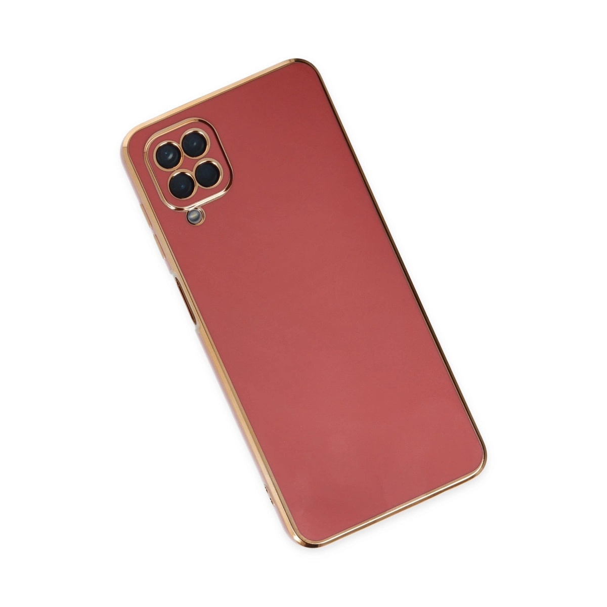Dört kameralı kırmızı telefon kılıfı, altın kenarlıklı, beyaz üzerinde.