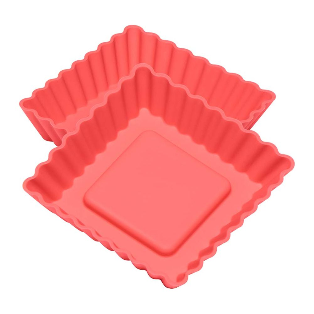 Deux moules à tarte carrés en silicone rouge corail à bords cannelés.