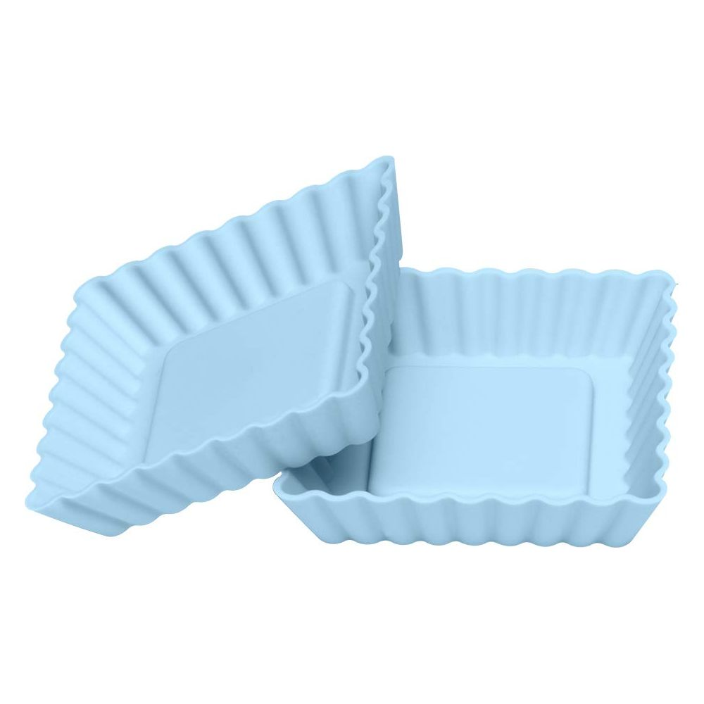 Deux moules de cuisson carrés en silicone bleu clair à bords cannelés.
