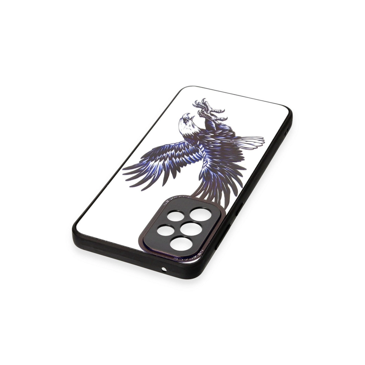 Gümüş kartal desenli ve belirgin kamera lensli siyah telefon kılıfı.