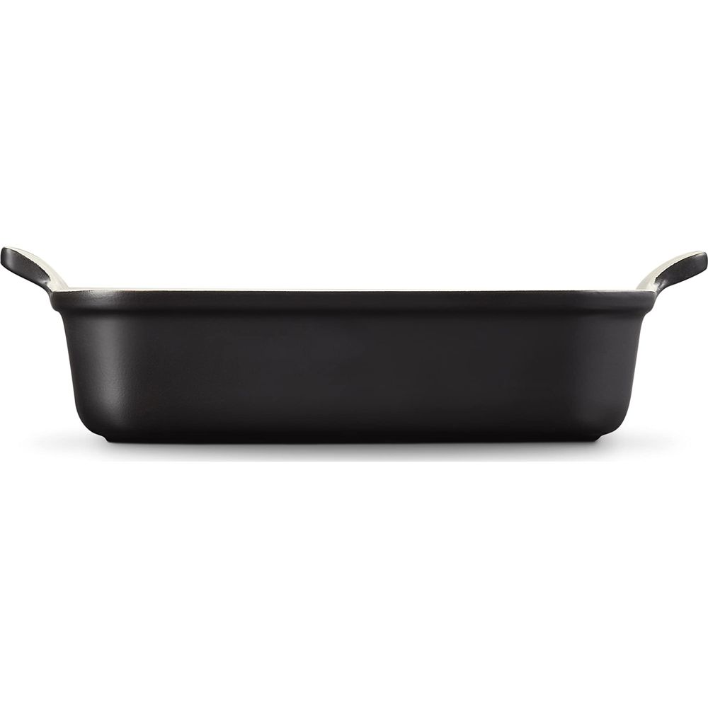 Un plat rectangulaire noir avec des poignées.