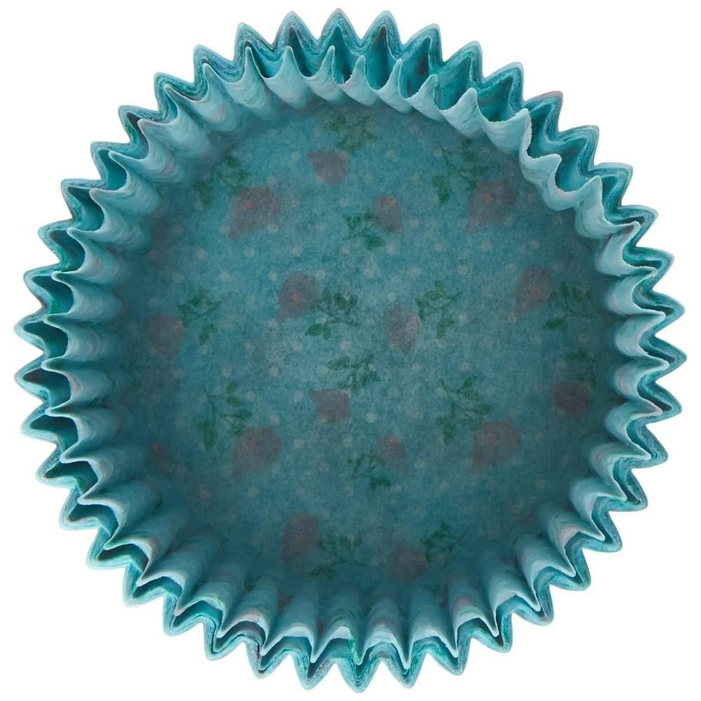Ein blauer Cupcake-Förmchen mit rosa Blumenmuster, von oben gesehen.