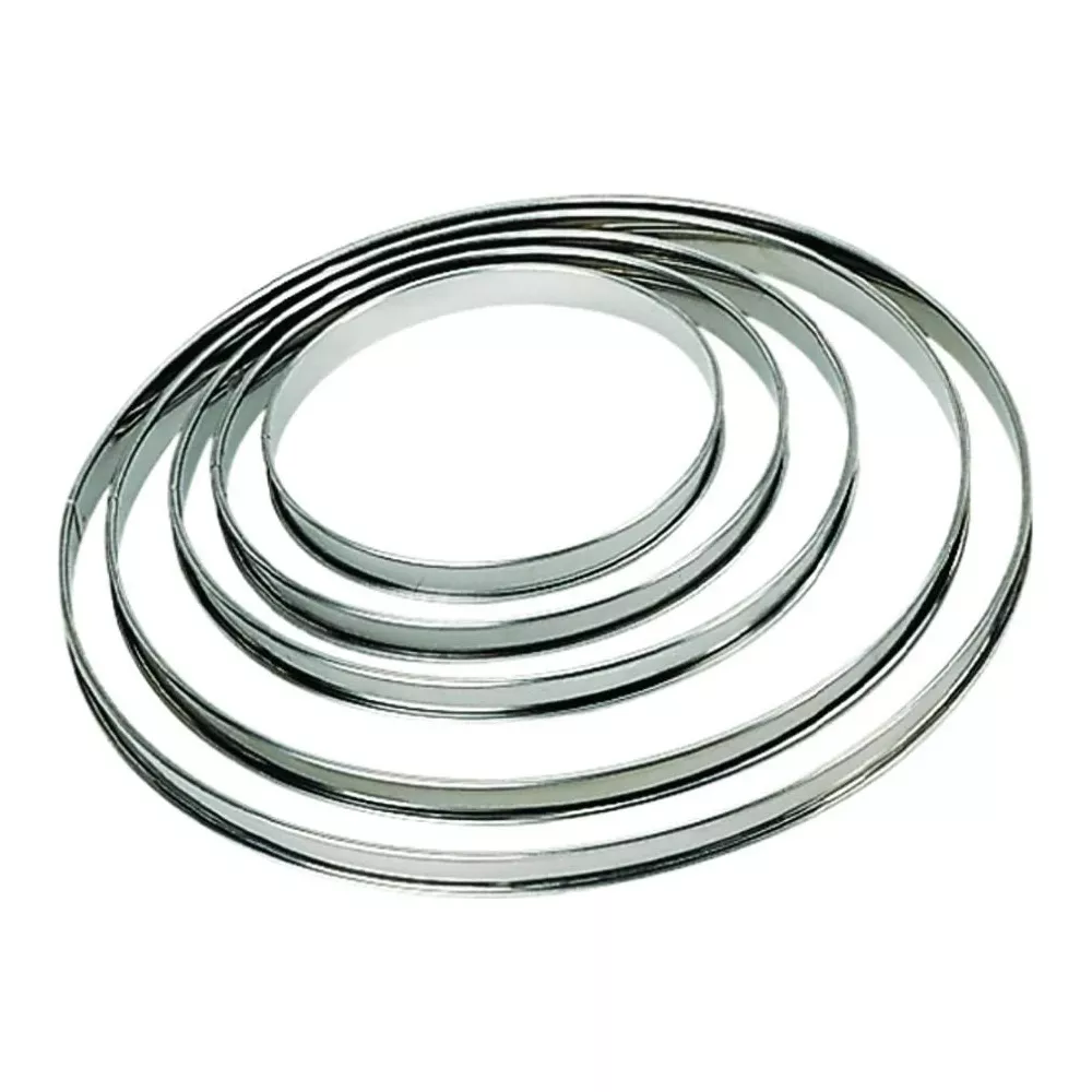 Fünf runde Metallringe unterschiedlicher Größe, nebeneinander auf weißem Hintergrund.