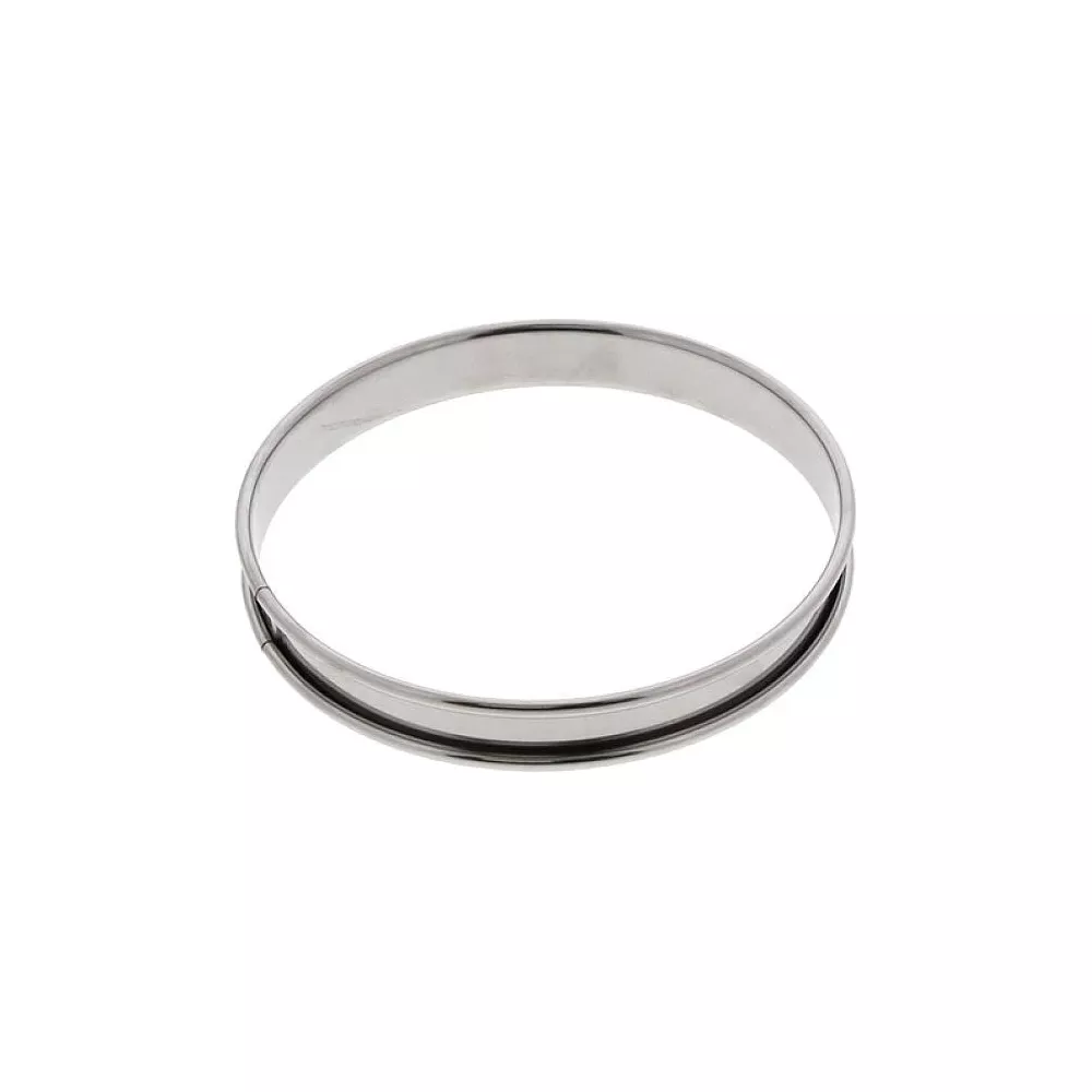 Ein silberner Ring mit einer dunklen Einlage im Inneren, isoliert auf weißem Hintergrund.