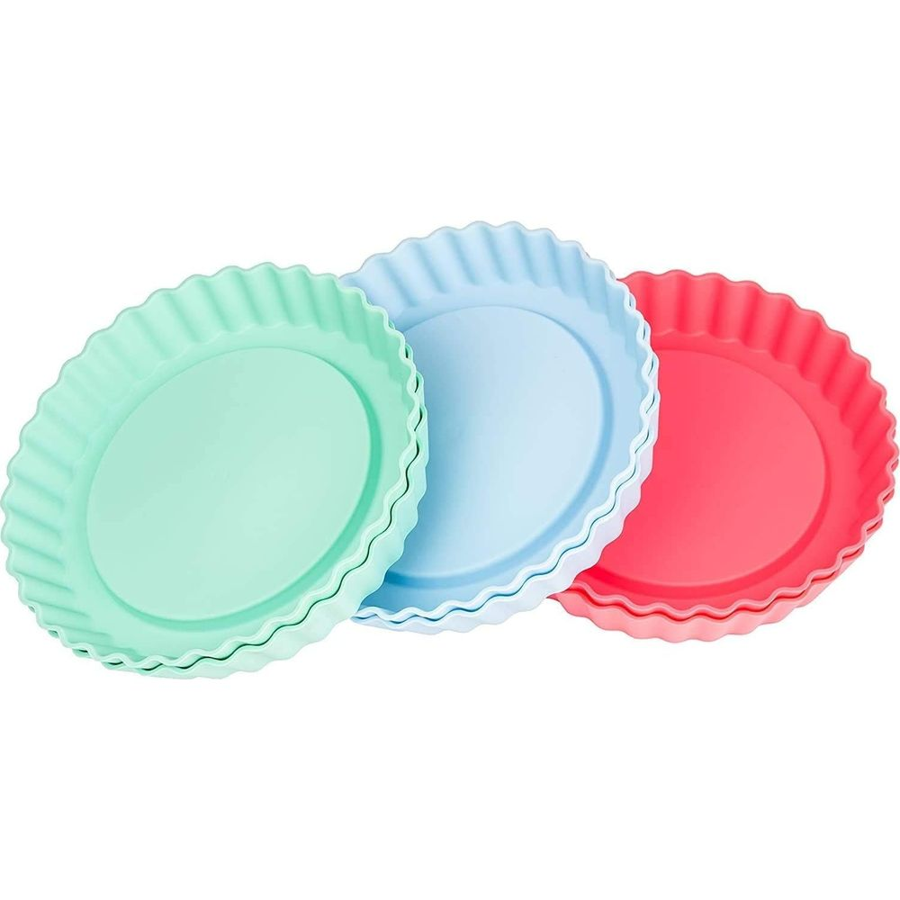 Drei bunte Silikon-Tarteformen liegen nebeneinander.