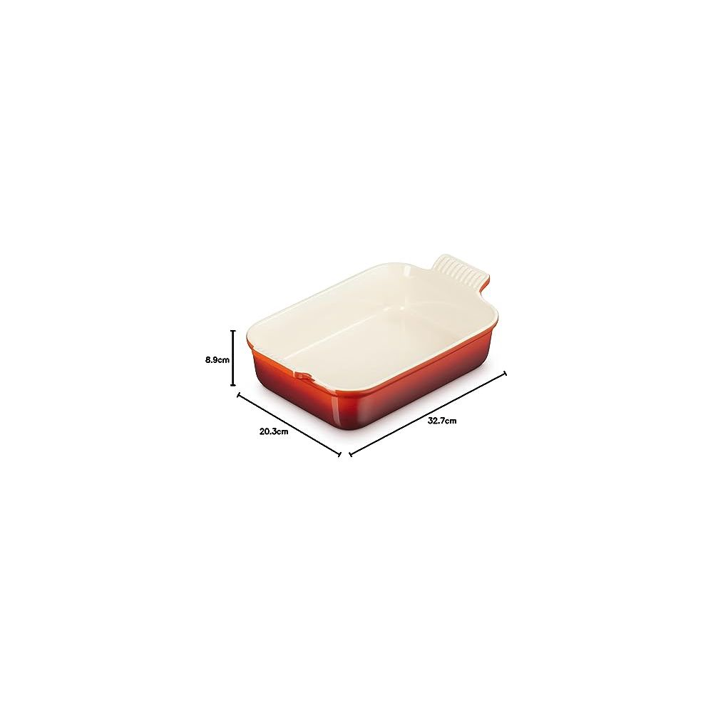 Rote Auflaufform mit weißen Innenmaßen und Griffen, 32,7x20,3x8,9cm.