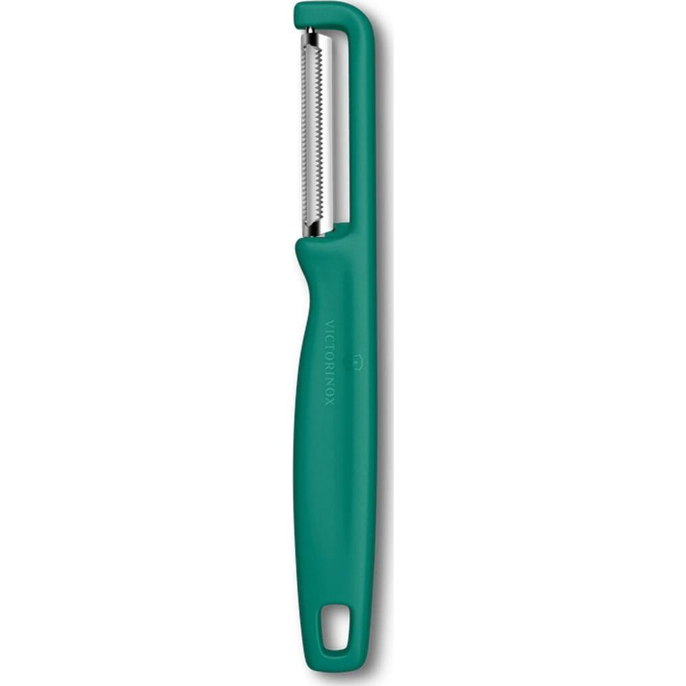 Yeşil Victorinox soyucu, tırtıklı bıçaklı ve sapında delikli.
