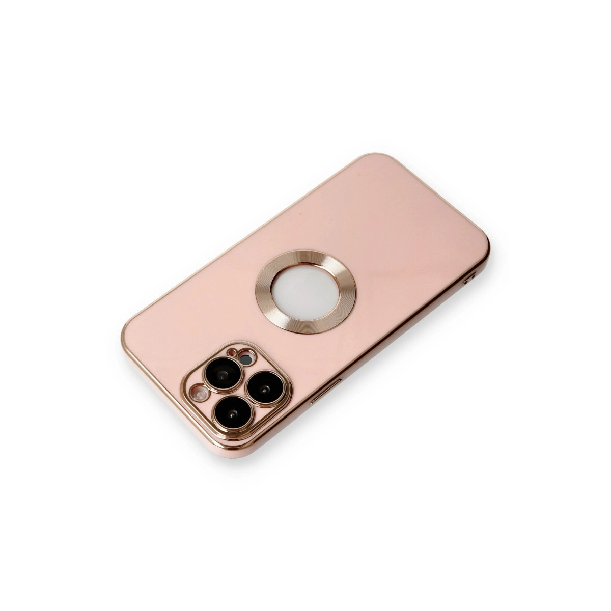 Üç kamera lensi ve halkası olan, roze altın rengi telefon kılıfının arkası.