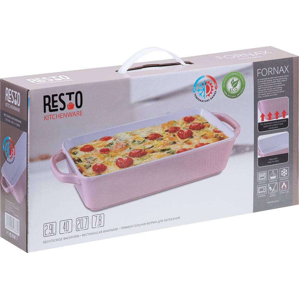 Verpackung eines rosafarbenen rechteckigen Auflaufform mit Essen.
