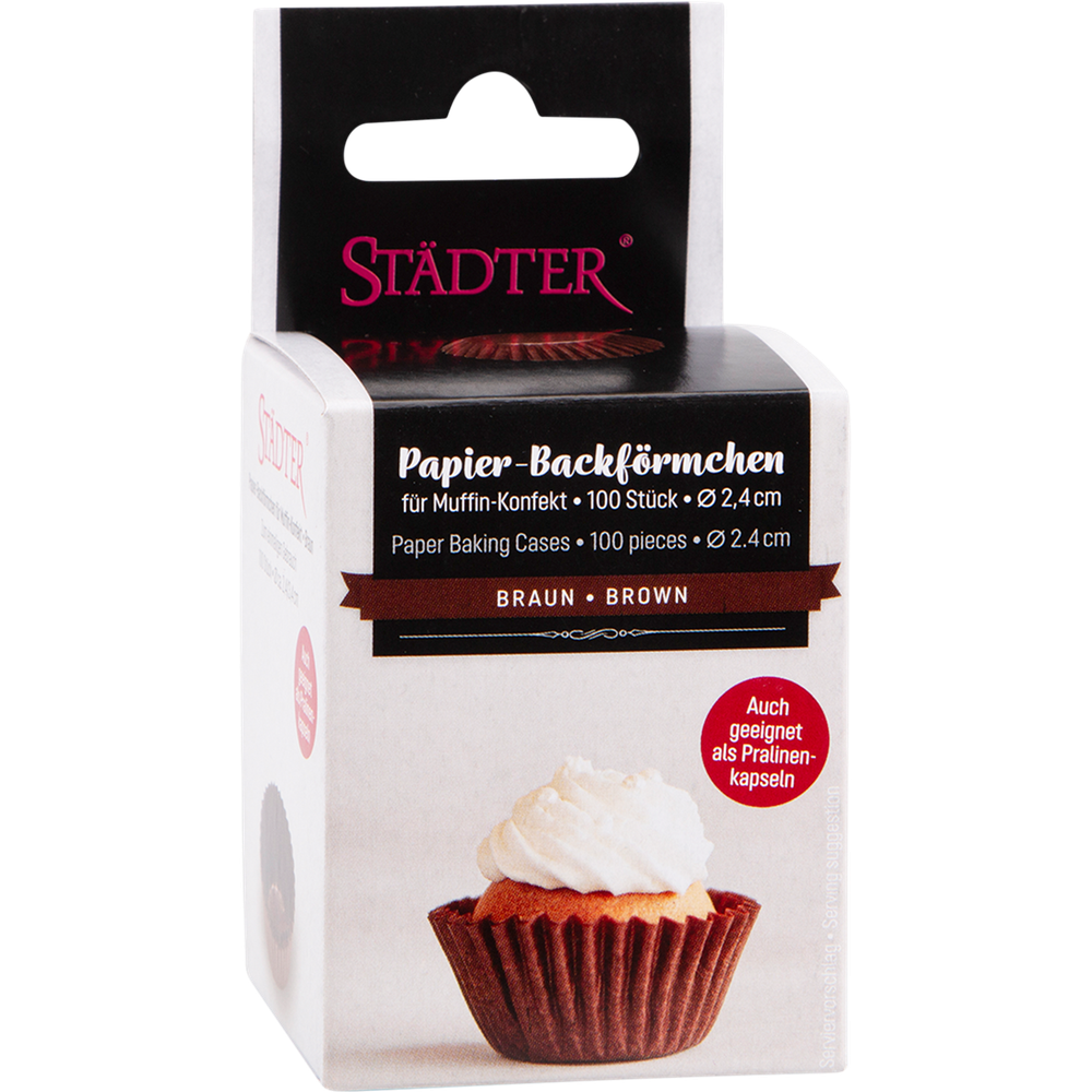 Verpackung mit braunen Muffinformen, eine mit Sahne garniert.