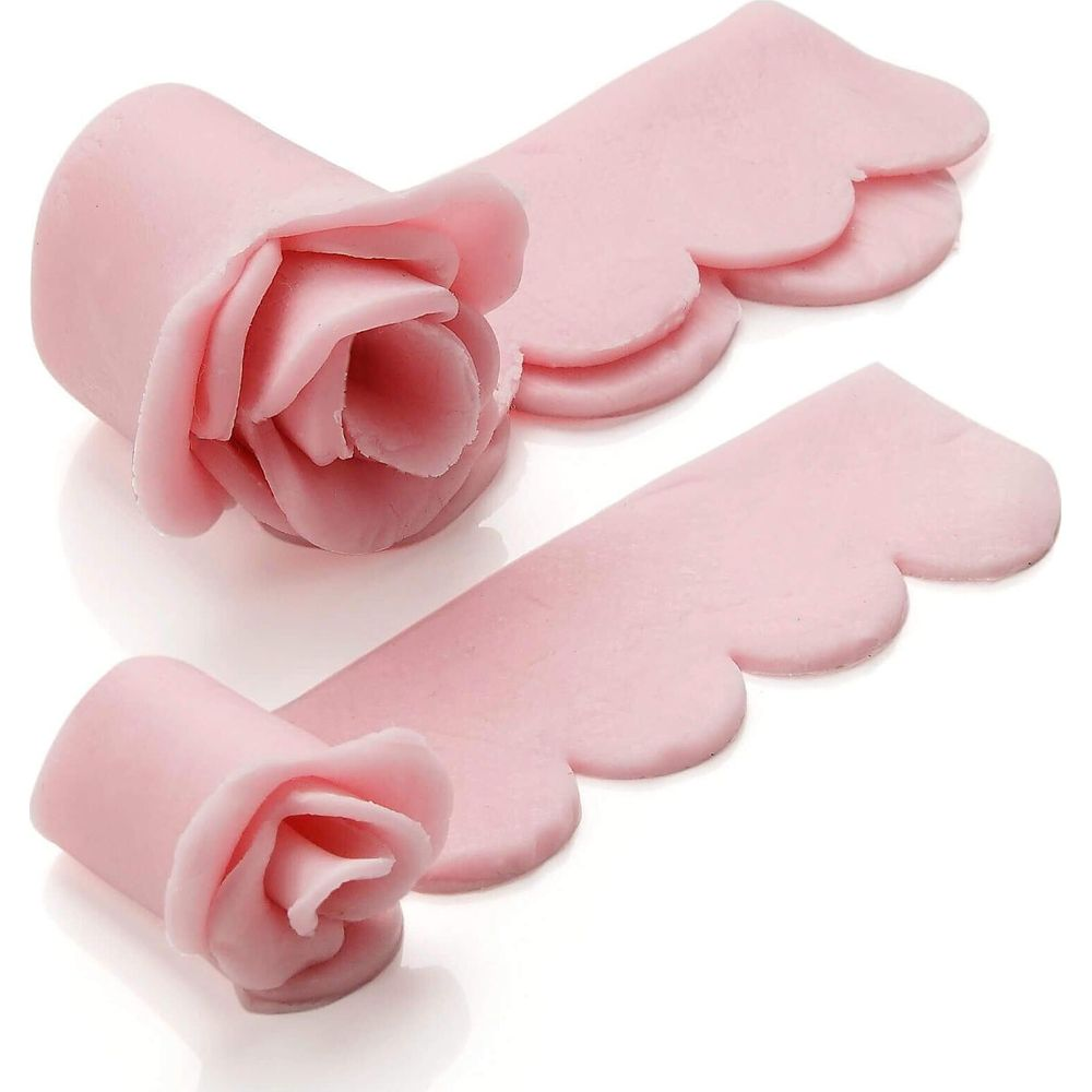 Zwei rosa Zuckergussrosen und passende wellenförmige Streifen auf weißem Hintergrund.
