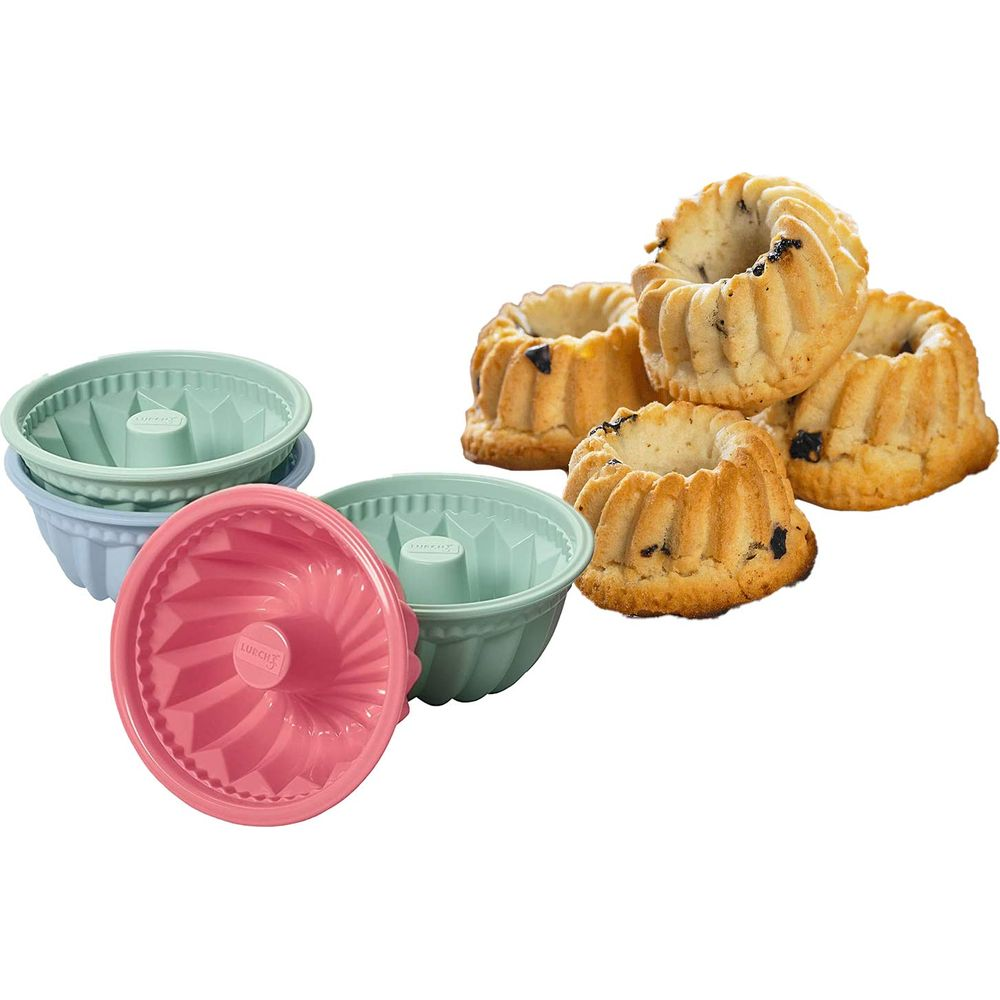 Drei Gugelhupfformen in Rosa, Blau und Grün neben vier kleinen Gugelhupfkuchen.