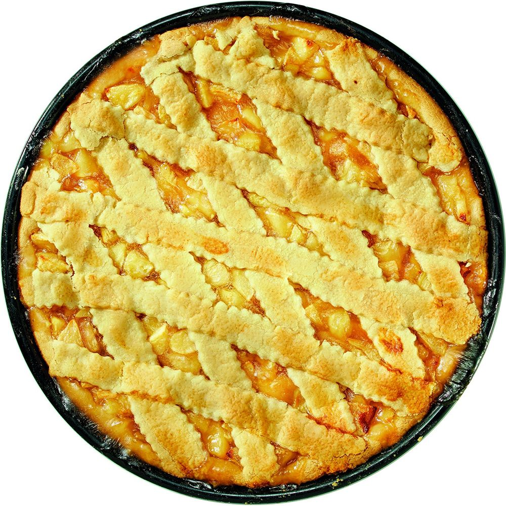 Ein runder Apfelkuchen mit Gittermuster aus Teig auf weißem Hintergrund.
