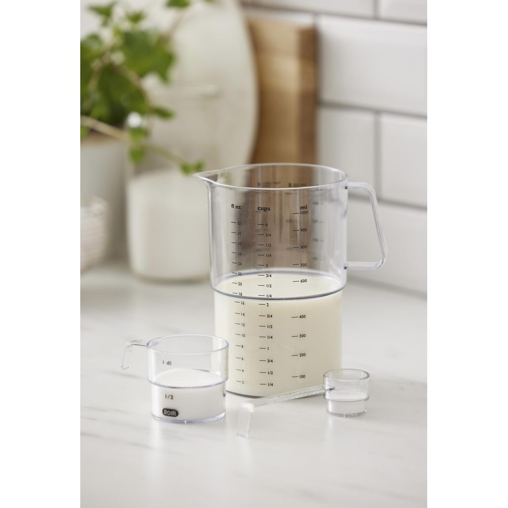 Misurini con liquido e polvere su una superficie di marmo.