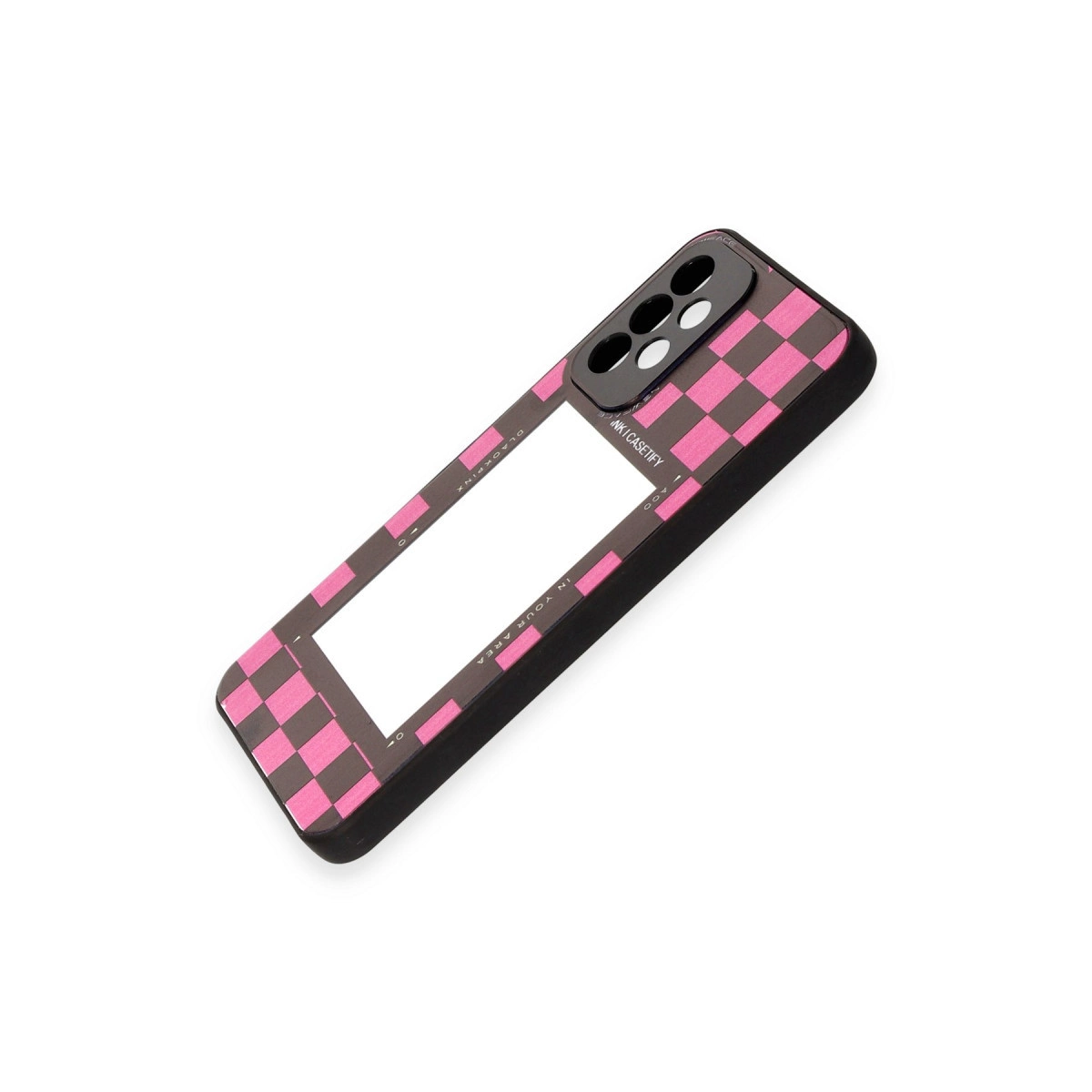 Pembe ve kahverengi damalı desenli, kamera açıklıklı, beyaz dikdörtgenli telefon kılıfı.
